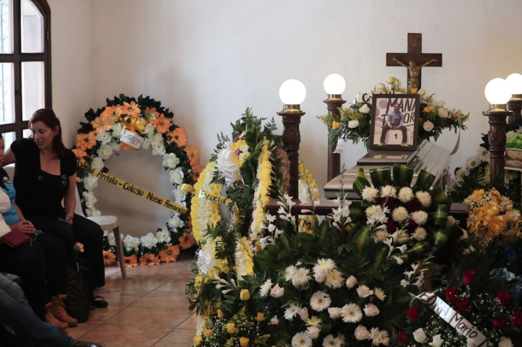 Velatorio de David Arriola, profesor de Educación Física de la Escuela Oficial Urbana para Niñas John F. Kennedy de Amatitlán. (Foto Prensa Libre: Juan Diego González)