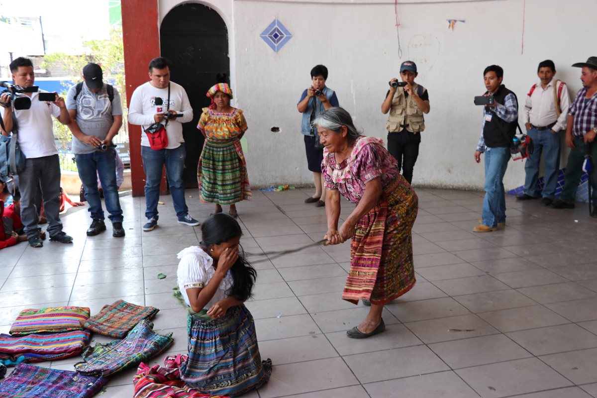 La madre de la acusada la azotó en seis ocasiones, como parte del castigo comunitario. (Foto Prensa Libre: Héctor Cordero)