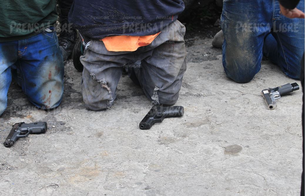 La Policía decomisó a los detenidos tres armas de fuego. (Foto Prensa LIbre: Hemeroteca PL)