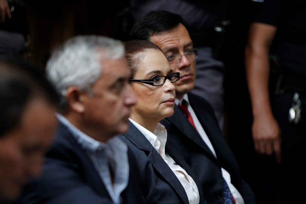 Los exgobernantes Otto Pérez Molina y Roxana Baldetti escuchan los argumentos del juez Miguel Ángel Gálvez. (Foto Prensa Libre: Edwin Bercián)