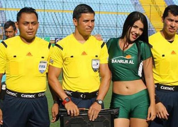 El árbitro Armando Reyna, centro, será determinante en el desarrollo del partido en Malacatán. (Foto Prensa Libre: Hemeroteca PL)