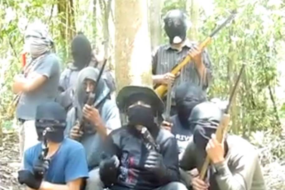 Sujetos armados rodean a supuesto líder de grupo insurgente en Huehuetenango. (Foto Prensa Libre: Facebook Noticias Huehuetenango)