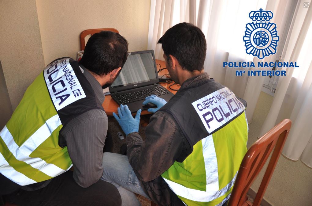 Agentes de la Policía Nacional revisan material de pornografía infantil en una computadora. Foto Prensa Libre: AP.
