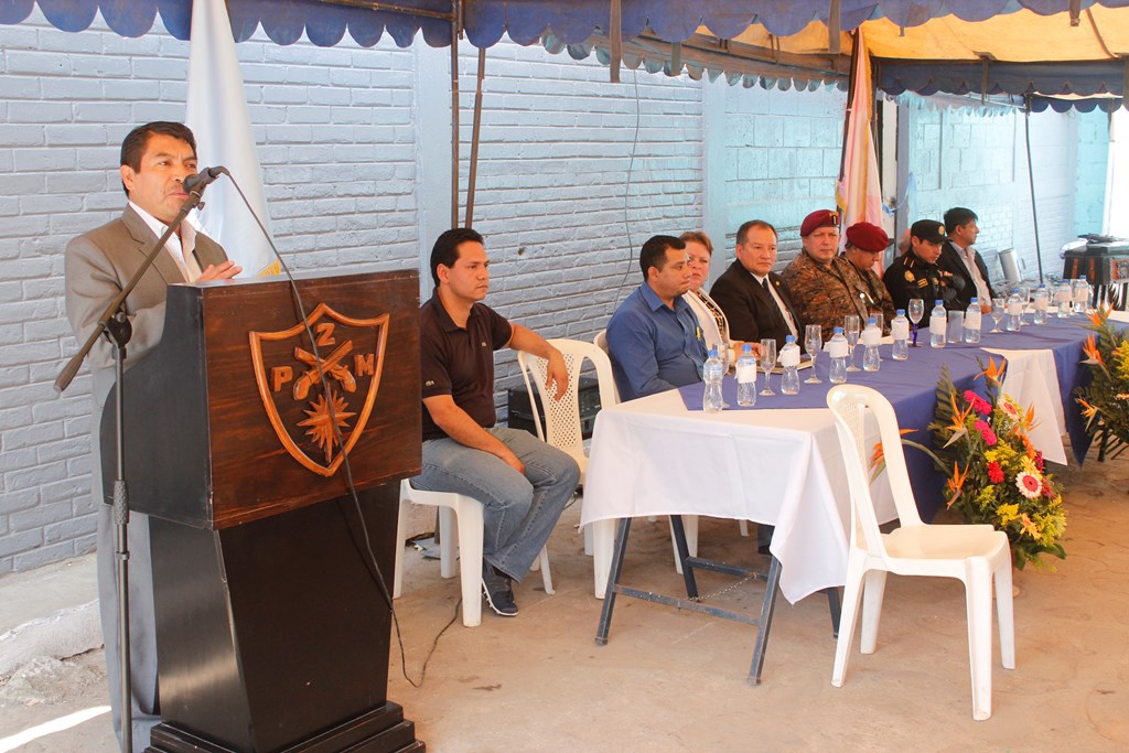 El alcalde de El Tejar, Juan José Cua, agradece el apoyo de las distintas dependencias de gobierno para inaugurar el campamento en ese municipio. (Foto Prensa Libre: José Rosales)