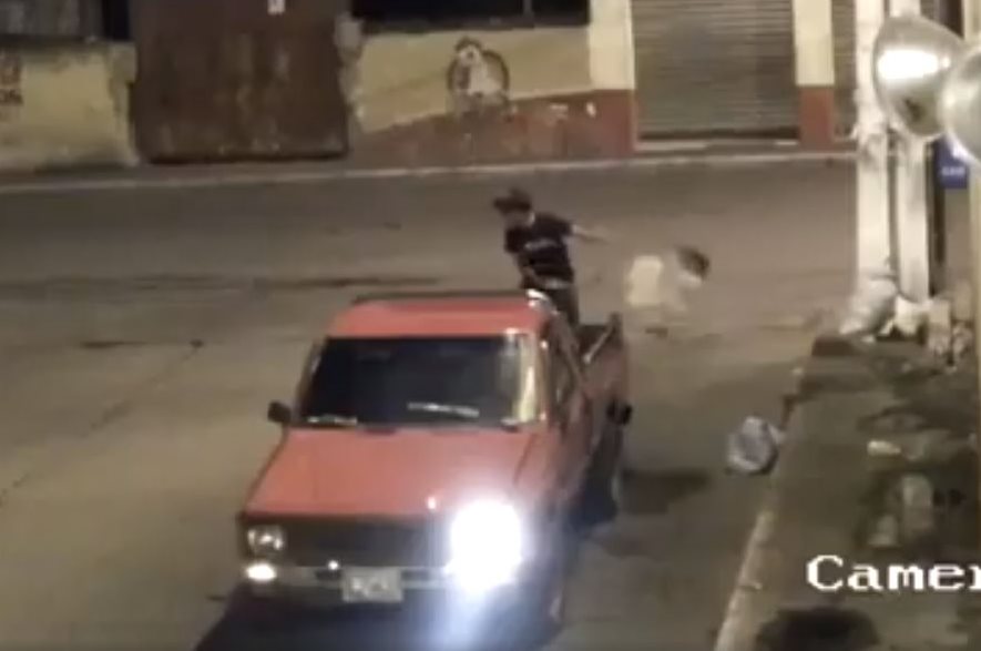 Uno de los vecinos que llega constantemente a tirar la basura a un costado del mercado municipal de San Miguel Petapa. (Foto Prensa Libre)