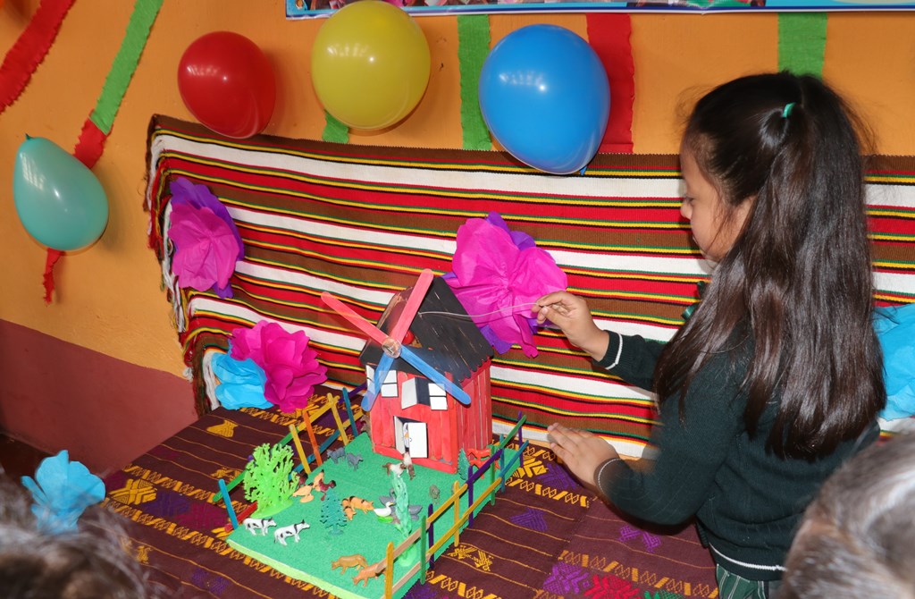 Una de las alumnas muestra la creación de un molino de viento en miniatura. (Foto Prensa Libre: Raúl Juárez)