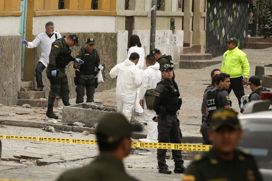 Escena del ataque perpetrado contra agentes de la Policía en Bogotá. (Foto Prensa Libre: AP)