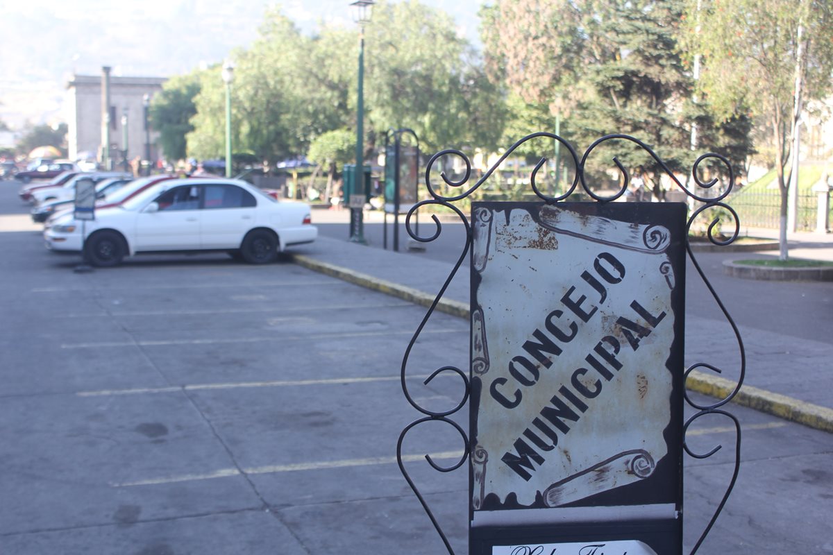 Letreros advierten a los automovilistas de que no deben estacionar porque los espacios están apartados para empleados públicos o clientes de comercios. (Foto Prensa Libre: Fred Rivera)