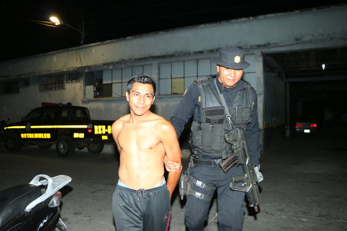 Héctor Osorio Oxlaj, de 25 años, es trasladado a un juzgado local por agentes de la PNC en la cabecera de Retalhuleu. (Foto Prensa Libre: PNC)