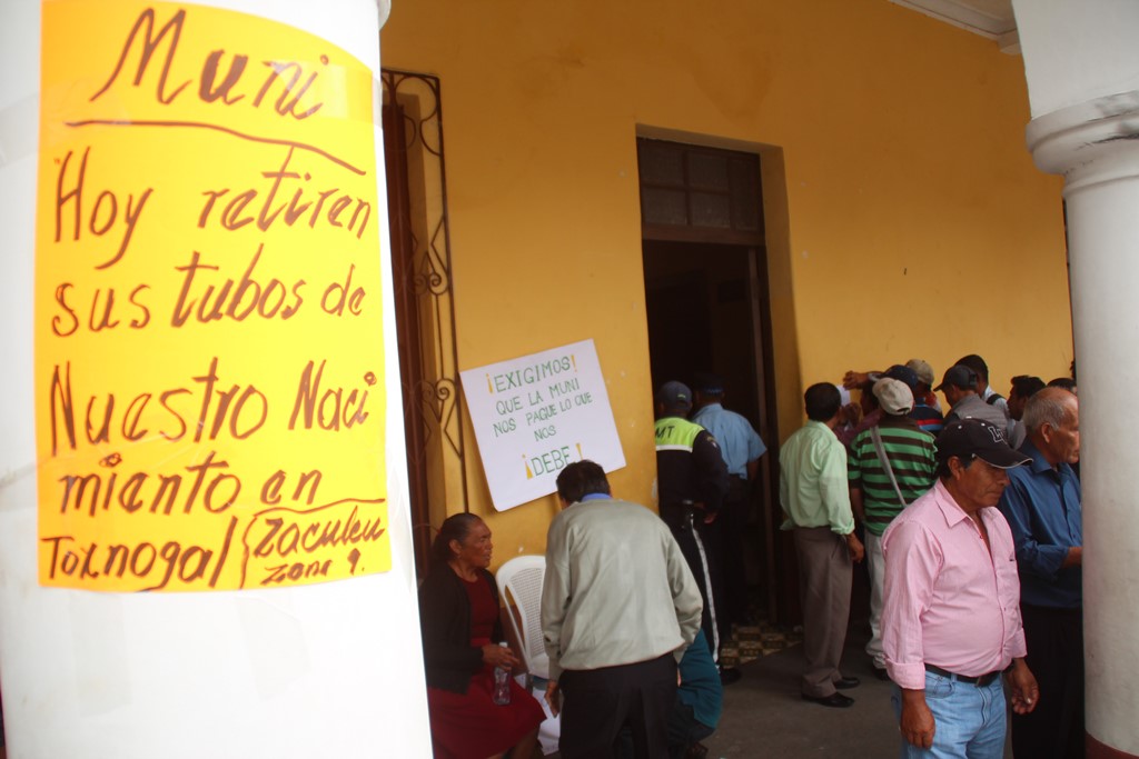 Vecinos manifiestan frente a la comuna de Huehuetenango para rechazar uso de nacimiento de agua. (Foto Prensa Libre: Mike Castillo).