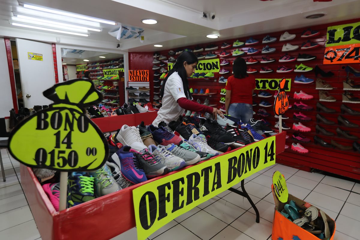 Los negocios hacen promociones, descuentos y ofertas para captar clientes durante el fin de semana. (Foto Prensa Libre: Óscar Rivas Pu)
