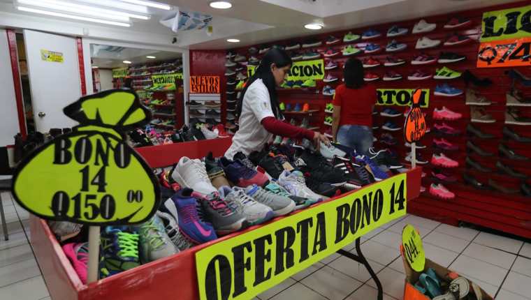 Los negocios hacen promociones, descuentos y ofertas para captar clientes durante el fin de semana. (Foto Prensa Libre: Óscar Rivas Pu)