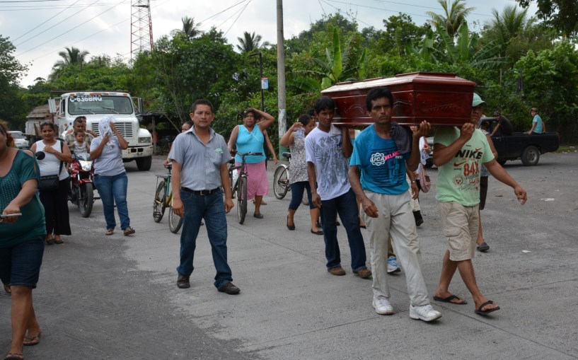 Familiares y amigos participaron en el sepelio de la mujer que murió de desnutrición. (Foto Prensa Libre: Enrique Paredes)