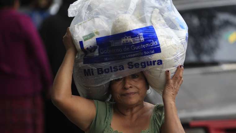 El gobierno de Alejandro Maldonado sugirió eliminar el programa de la Bolsa Segura, beneficio distribuido, desde 2008.
(Foto Prensa Libre: Hemeroteca PL)