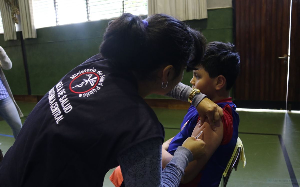 El Ministerio de Salud apoyado por la OPS y OMS empezaron una campaña de vacunación contra el sarampión en áreas focalizadas de la capital debido a un caso confirmado este sábado. (Foto, Prensa Libre: Cortesía OPS)