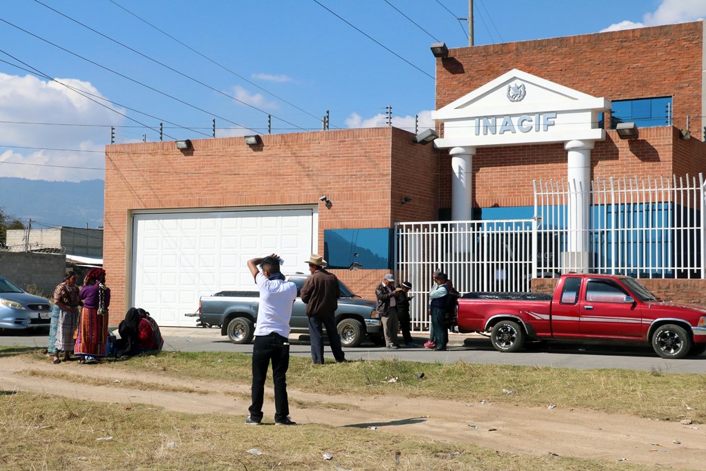 Los cadáveres de la pareja fueron trasladados a la sede del Inacif, en la ciudad de Quetzaltenango. (Foto Presa Libre: Caros Ventura).