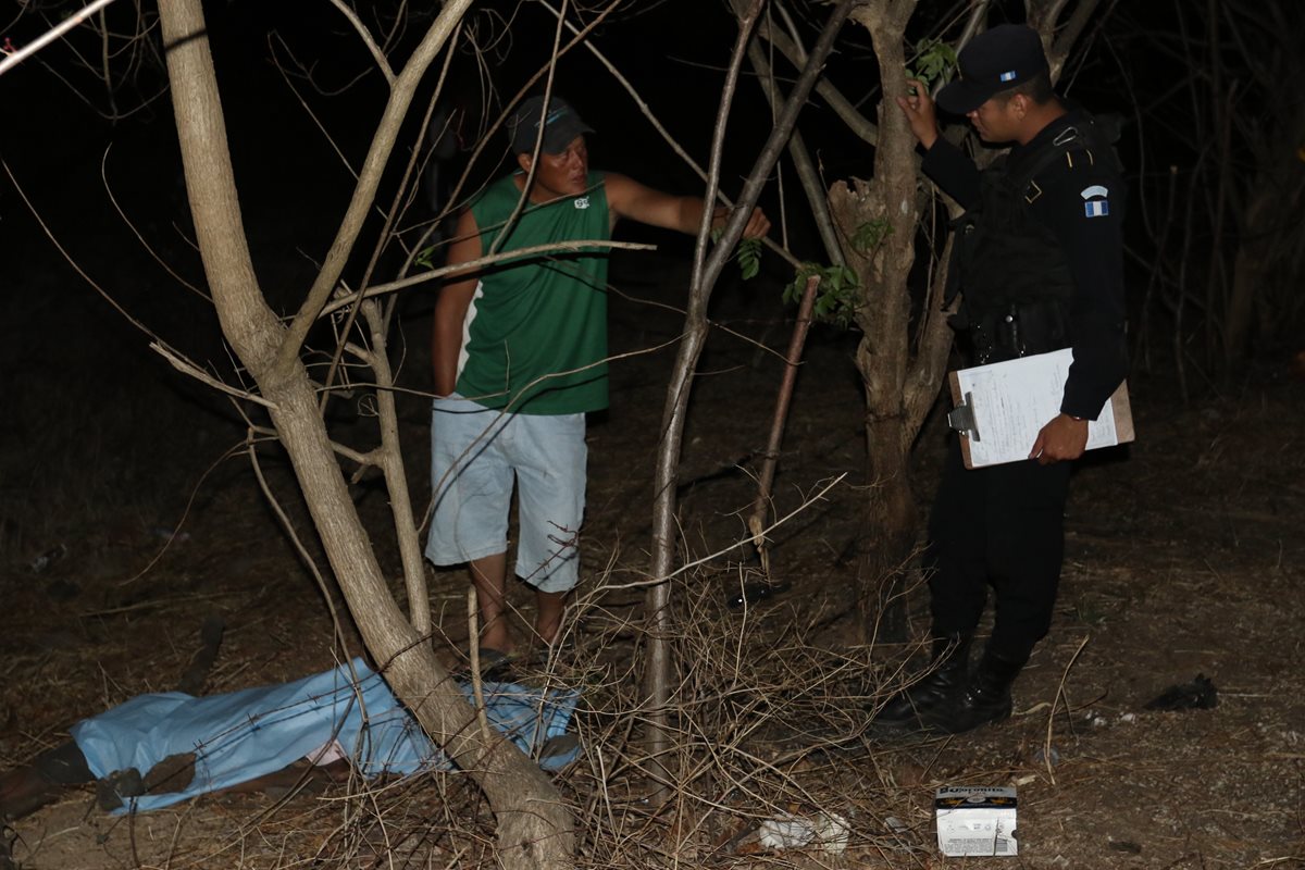 Agente de la PNC frente al cuerpo sin vida de Mairín Yisel Barrientos Martínez, de 12 años, quien murió atropellada. (Foto Prensa Libre: Edwin Paxtor)