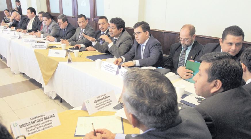 La Comisión de Finanzas, en reunión el martes último con autoridades del Ministerio de Comunicaciones, incluido el viceministro de Vivienda, advirtió de una reducción del techo de gasto para 2017. (Foto Prensa Libre: Hemeroteca PL)