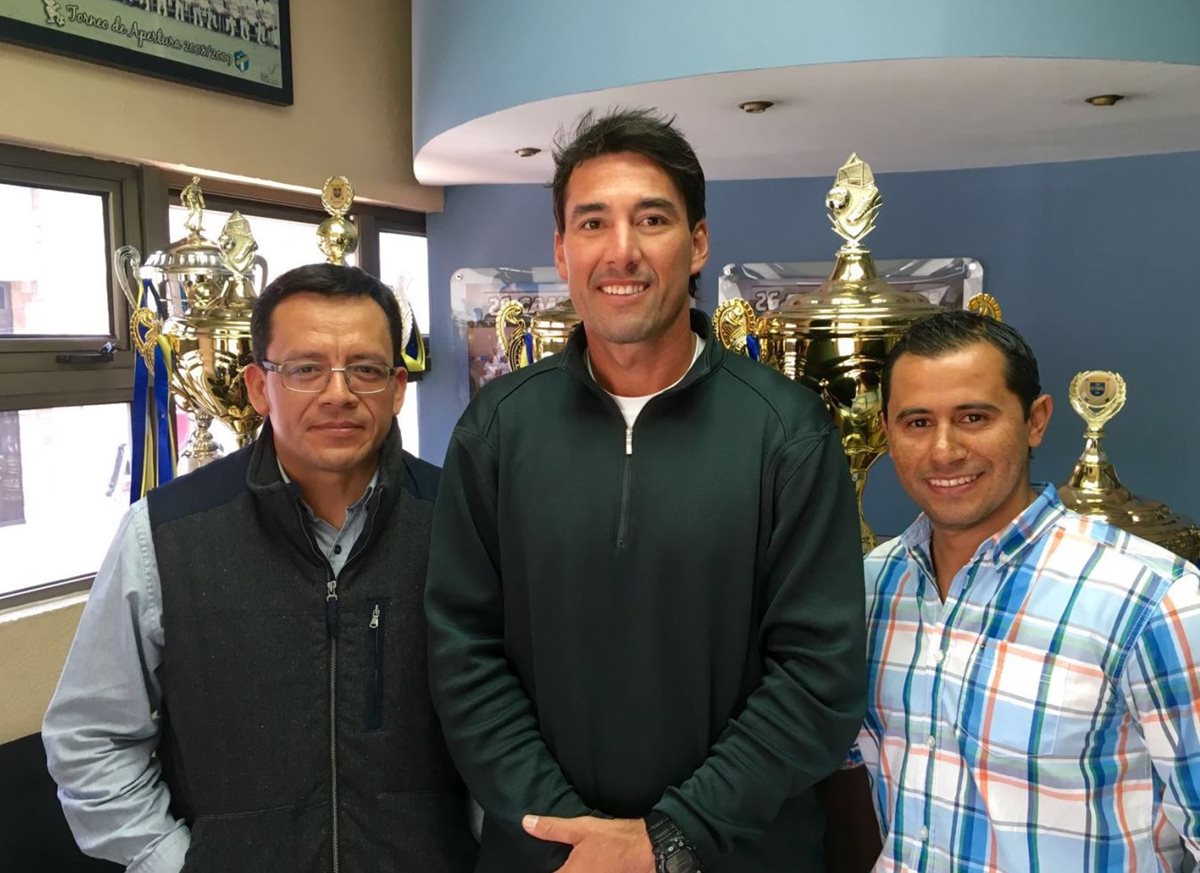 Luis Pedro Molina (al centro) junto a Gustavo Juárez -D- y Jimmy Ozaeta de la empresa Golden Dreams luego de firmar el contrato en el Club Comunicaciones. (Foto Prensa Libre: Hemeroteca)