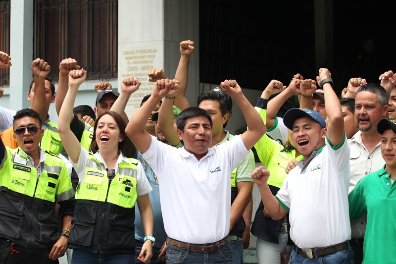 Trabajadores de la mina han demandando que se levante la suspensión para volver a los trabajos. (Foto Prensa Libre: Erick Avila)