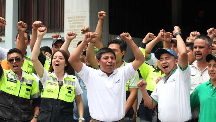 Trabajadores de la mina han demandando que se levante la suspensión para volver a los trabajos. (Foto Prensa Libre: Erick Avila)