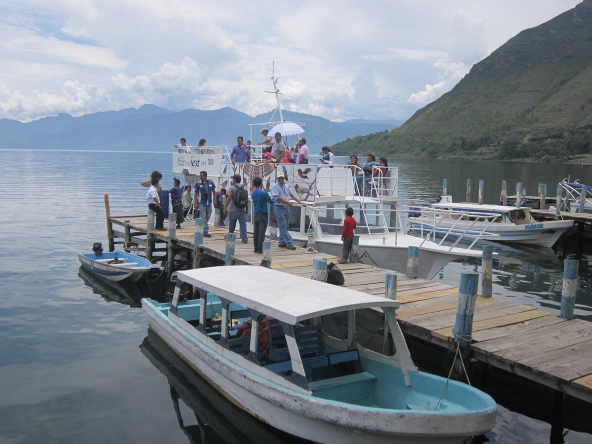 Las lanchas no solo son un medio de transporte para los pobladores sino también para turistas. (Foto Prensa Libre: Ángel Julajuj)