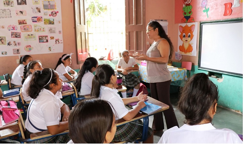 Aunque es la directora de la Escuela Oficial Urbana para Niñas No. 2 de Chicuimula, Brenda Lissette Flores Palencia no olvida que los estudiantes son la razón de ser del maestro. (Foto Prensa Libre: Mario Morales)