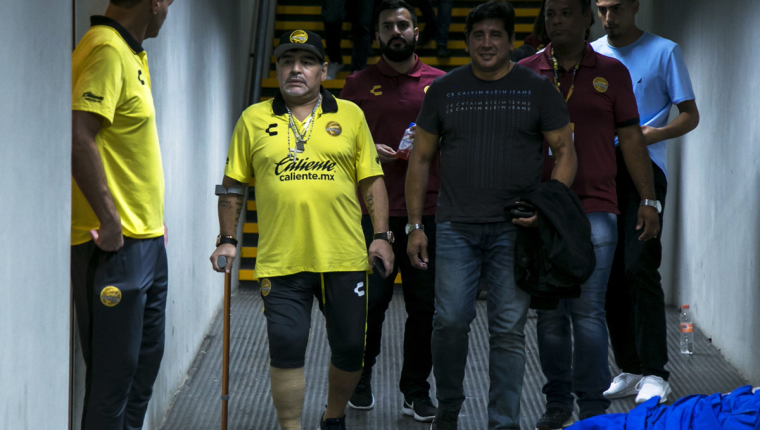 El astro Diego Maradona celebra en México su cumpleaños 58 junto a amigos y compañeros de futbol. (Foto Prensa Libre: AFP)