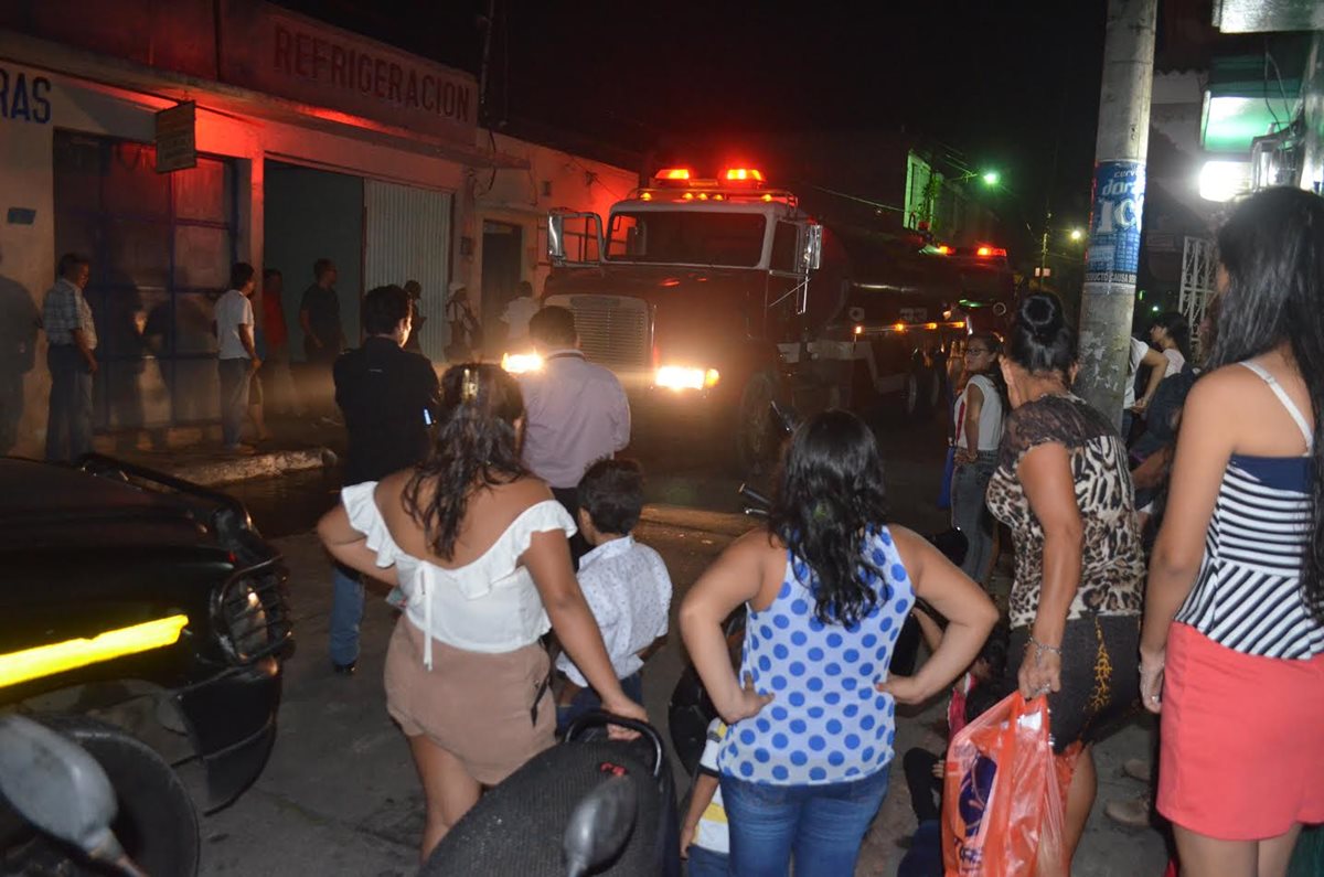 Vecinos de la zona 1 de Retalhuleu observan el trabajo de socorristas durante incendio en viviendas. (Foto Prensa Libre: Jorge Tizol)