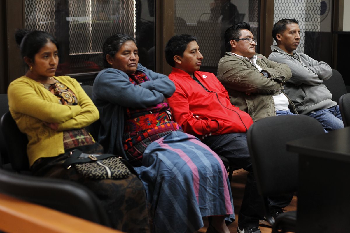 Sebastiana María Morales González, lidereza de Chichicastenango, Quiché, con suéter verde, dirigió una turba en el 2009 que retuvo a peritos, policías y pobladores. (Foto Prensa Libre: Paulo Raquec)