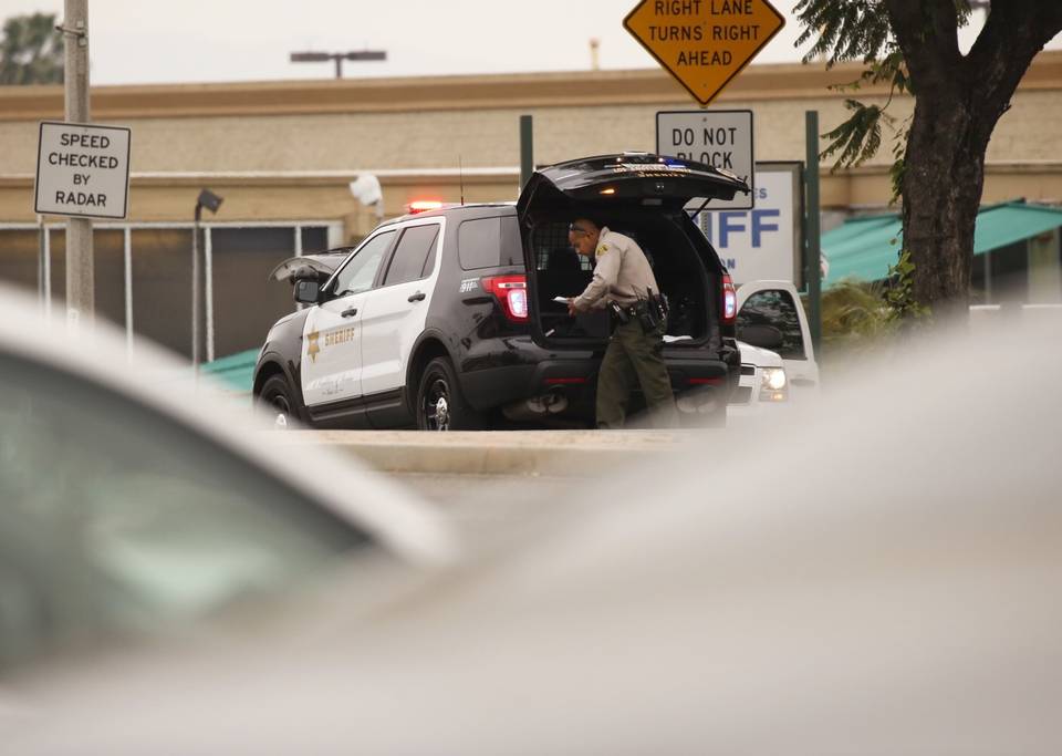 Autoridades de Los Ángeles, California, EE. UU., investigan un tiroteo en el estacionamiento de la estación de la policía, que dejó un hombre muerto. (Foto Prensa Libre: AP)