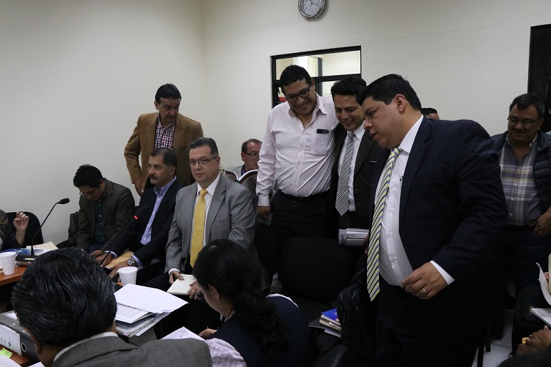 Jorge Barrientos, alcalde de Xela, y exintegrantes de su concejo, durante audiencia en el Centro Regional de Justicia de Quetzaltenango. (Foto Prensa Libre: María José Longo)