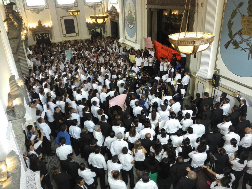 110 personas no cuentan con el perfil para el puesto para el que fueron contratadas. (Foto Prensa Libre: Hemerotecfa PL)