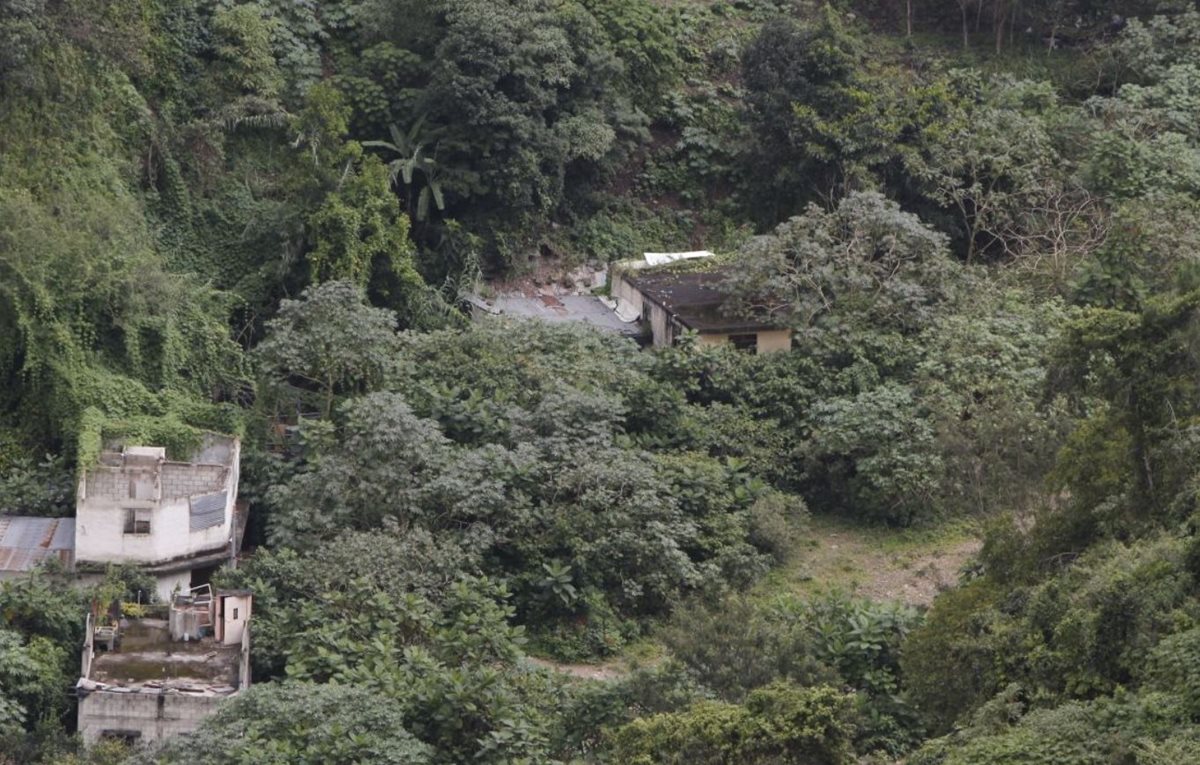 Vista panorámica de la parte del cerro que se desprendió y enterró la colonia El Cambray 2.(Foto Prensa Libre:Hemeroteca PL)