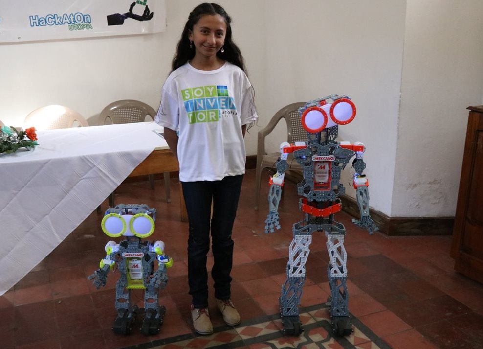 Gloria Recinos construyó los robots Willi y Walli, a los que da instrucciones de lo que desea que hagan. (Foto Prensa Libre: María Longo)