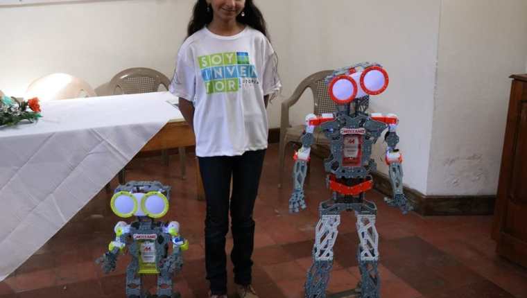 Gloria Recinos construyó los robots Willi y Walli, a los que da instrucciones de lo que desea que hagan. (Foto Prensa Libre: María Longo)