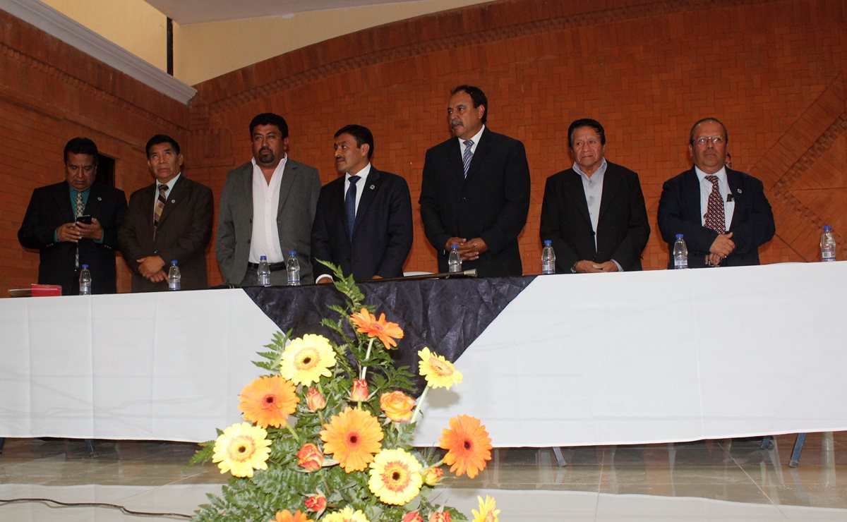 Greymar Manolo Méndez García, exalcalde de El Tejar, Chimaltenango (centro), parte su concejo y algunos parientes fueron ligados a proceso penal por contrataciones anómalas durante su administración. (Foto Hemeroteca PL)