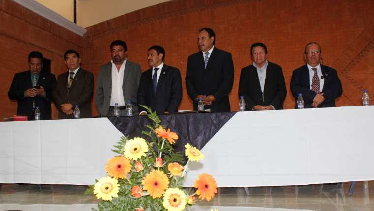 Greymar Manolo Méndez García, exalcalde de El Tejar, Chimaltenango (centro), parte su concejo y algunos parientes fueron ligados a proceso penal por contrataciones anómalas durante su administración. (Foto Hemeroteca PL)