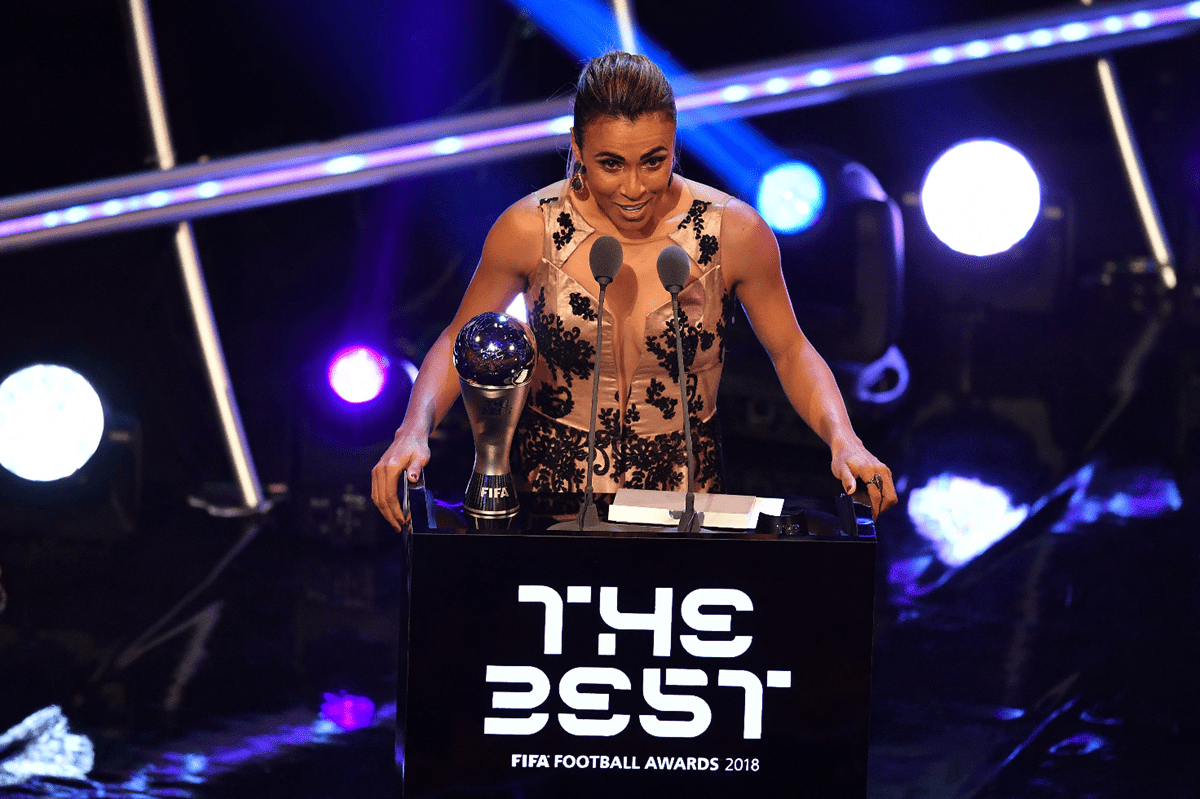 La jugadora brasileña Marta luce feliz después de ganar por sexta ocasión como mejor futbolista del año. (Foto Prensa Libre: AFP)
