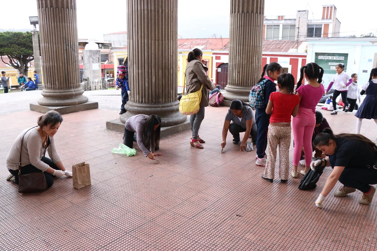 Adultos y niños participaron en la iniciativa Desenchiclemos el Teatro. (Foto Prensa Libre: María José Longo)