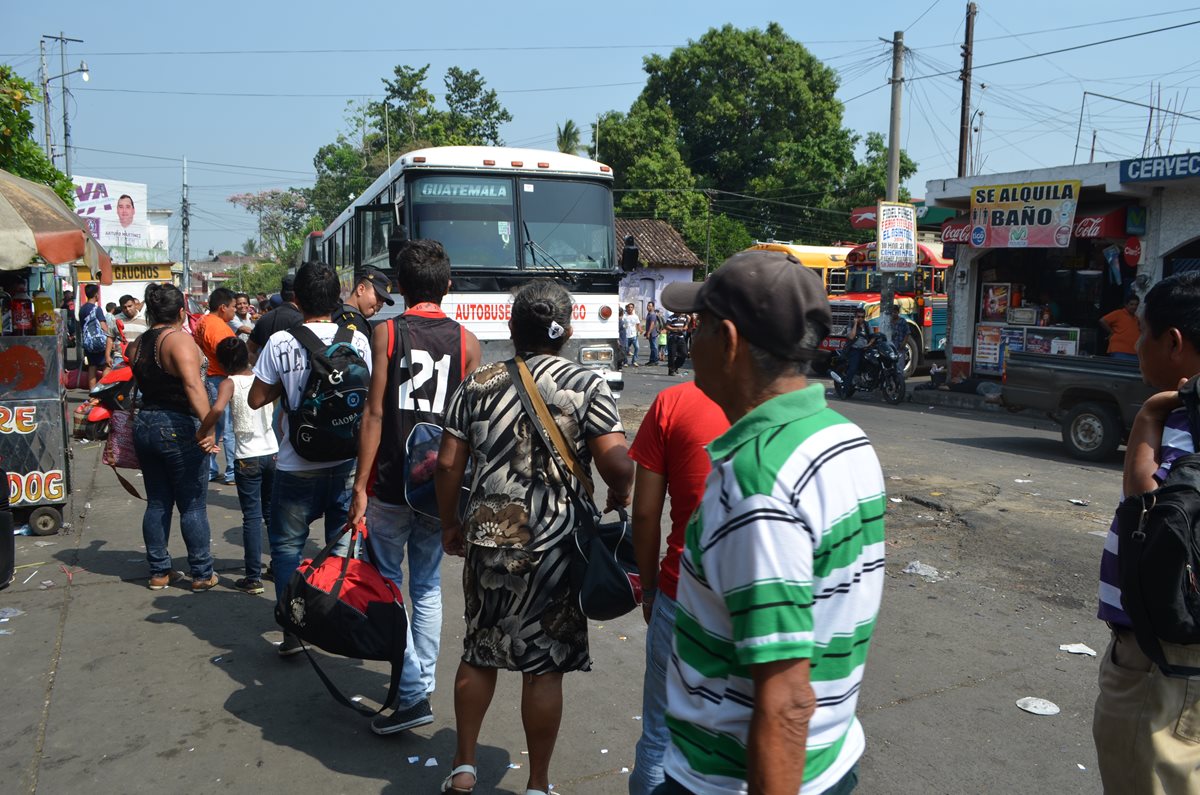 Veraneantes esperan abordar autobús en Retalhuleu, luego de haber disfrutado del asueto de Semana Santa en esa localidad. (Foto Prensa Libre: Jorge Tizol)