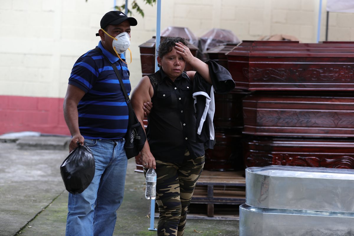 En la morgue provisional del Inacif de Escuintla, sobrevivientes de la tragedia esperan información sobre decenas de familiares que siguen desaparecidos. (Foto Prensa Libre: Carlos Hernández Ovalle)