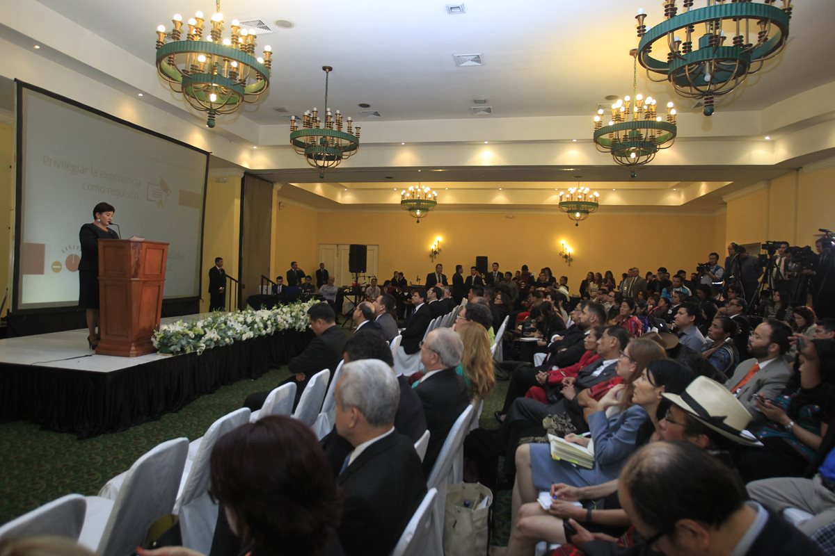 A la presentación de resultados de las mesas de diálogo acudieron diferentes sectores de la sociedad. (Foto Prensa Libre: Edwin Bercián)