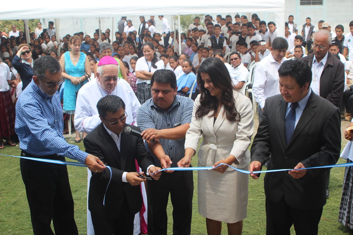 Corte de cinta del nuevo establecimiento educativo de Fundemi Talita Kumi, Carchá, Alta Verapaz. (Foto Prensa Libre: Ángel Martín Tax)