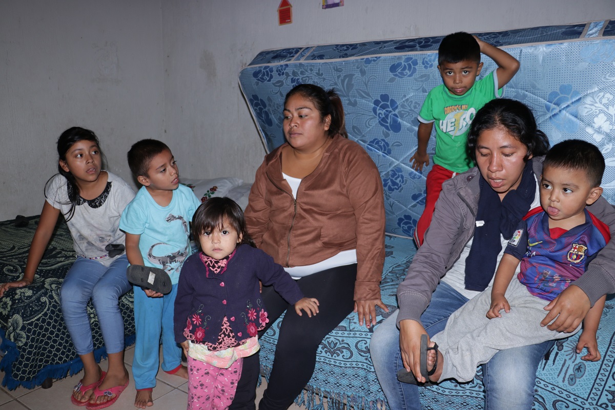 Las cuñadas López Vásquez y López García narran junto a sus cinco hijos los momentos de angustia que vivieron en su vivienda, en San Miguel Los Lotes, Escuintla, cuando cayó el material volcánico sobre sus viviendas. (Foto Prensa Libre: Víctor Chamalé)