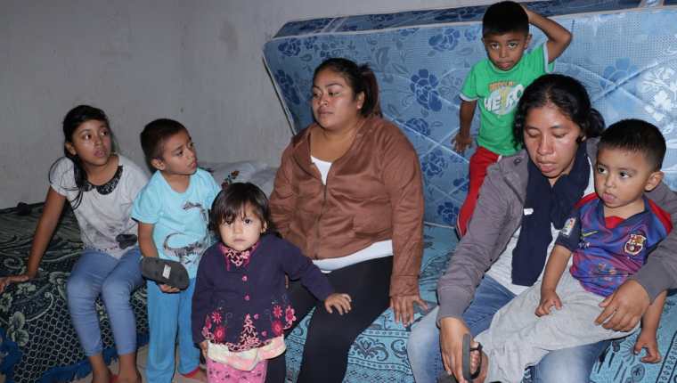 Las cuñadas López Vásquez y López García narran junto a sus cinco hijos los momentos de angustia que vivieron en su vivienda, en San Miguel Los Lotes, Escuintla, cuando cayó el material volcánico sobre sus viviendas. (Foto Prensa Libre: Víctor Chamalé)