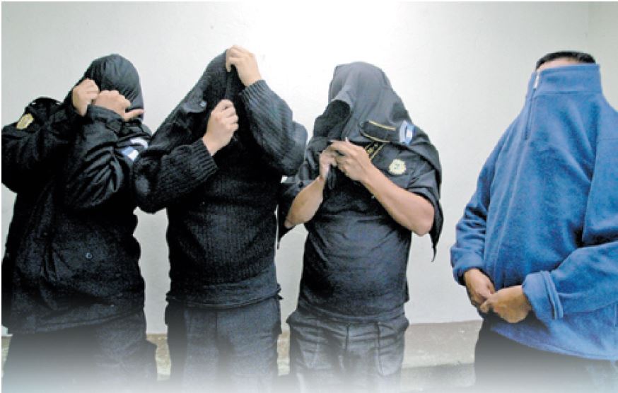 Algunos agentes policiales han sido detenidos por cometer delitos. (Foto Prensa Libre: Hemeroteca PL)