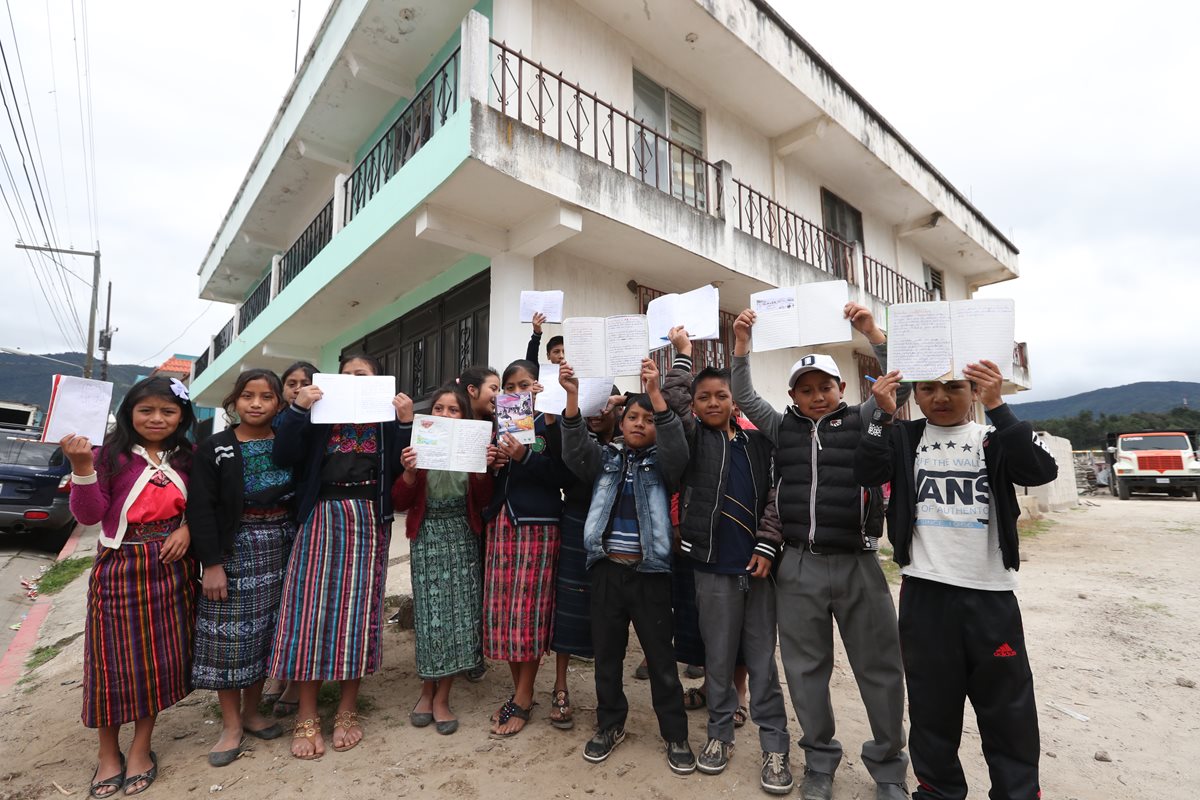 Estudiantes de tres grados de la escuela 25 de junio en Cajolá, se quedaron sin salones de clase porque la Muncipalidad no paga la renta de la casa donde funciona establecimiento. (Foto Prensen Libre: Mynor Toc)