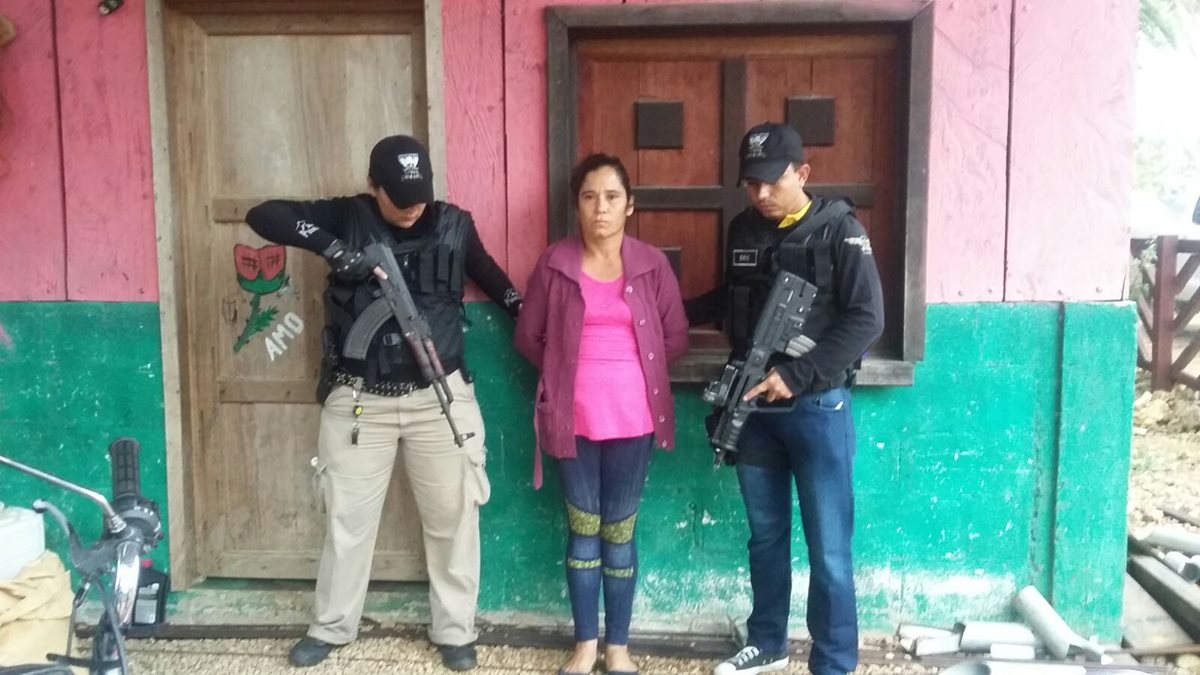 Presunta secuestradora capturada en Petén. (Foto Prensa Libre: PNC).