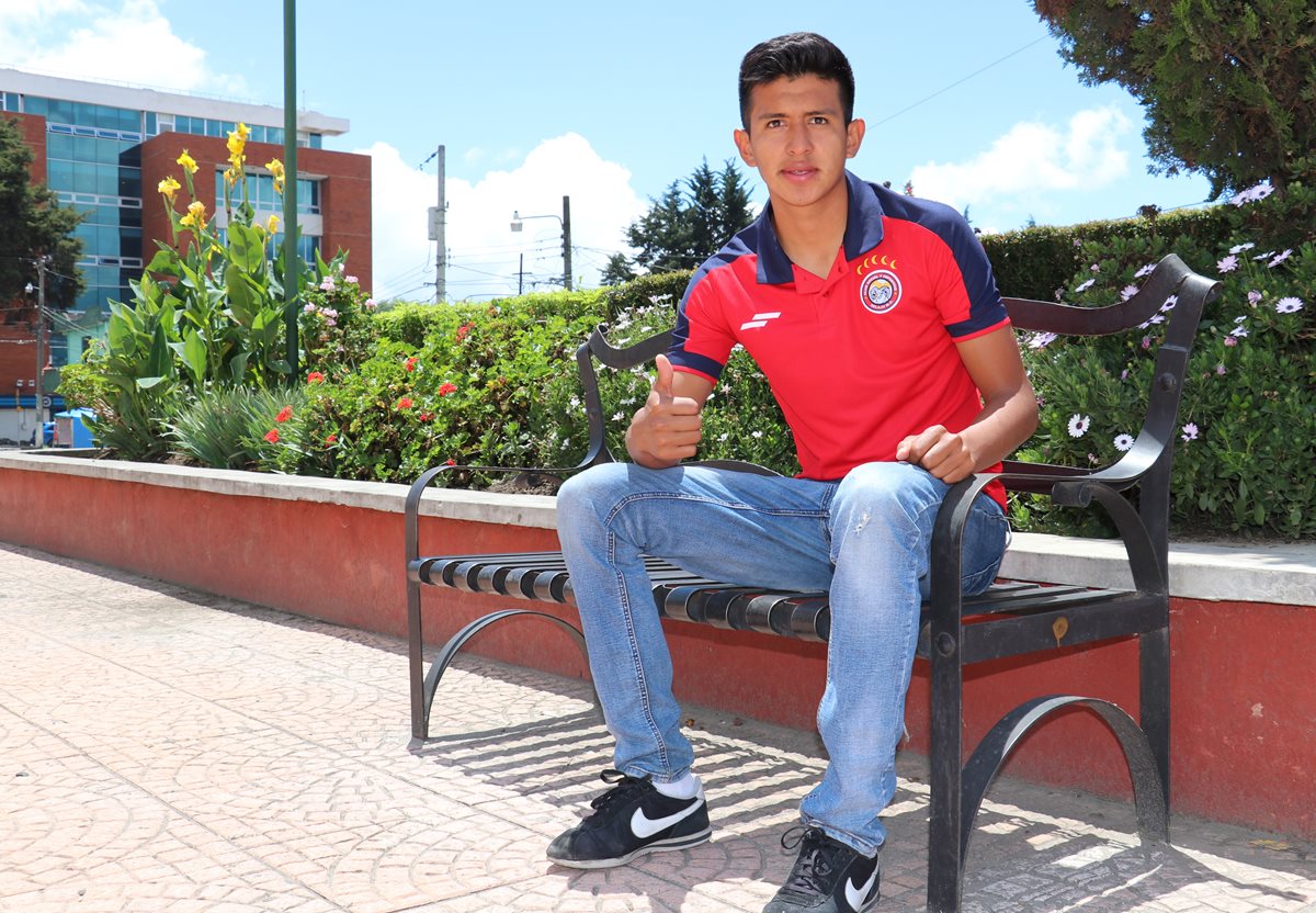 Keyner Agustín combina la universidad con el futbol profesional, en Quetzaltenango. (Foto Prensa Libre: Raúl Juárez)
